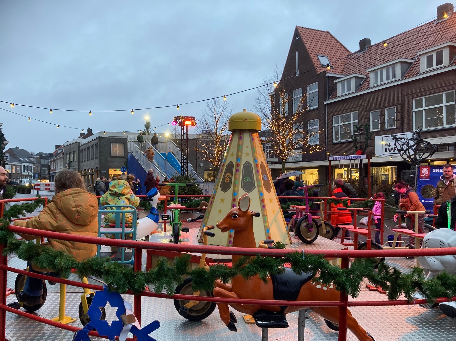 foto van een kermis in een levendig centrum