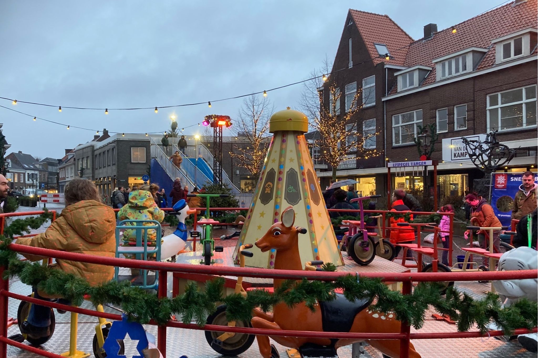 foto van een kermis in een levendig centrum