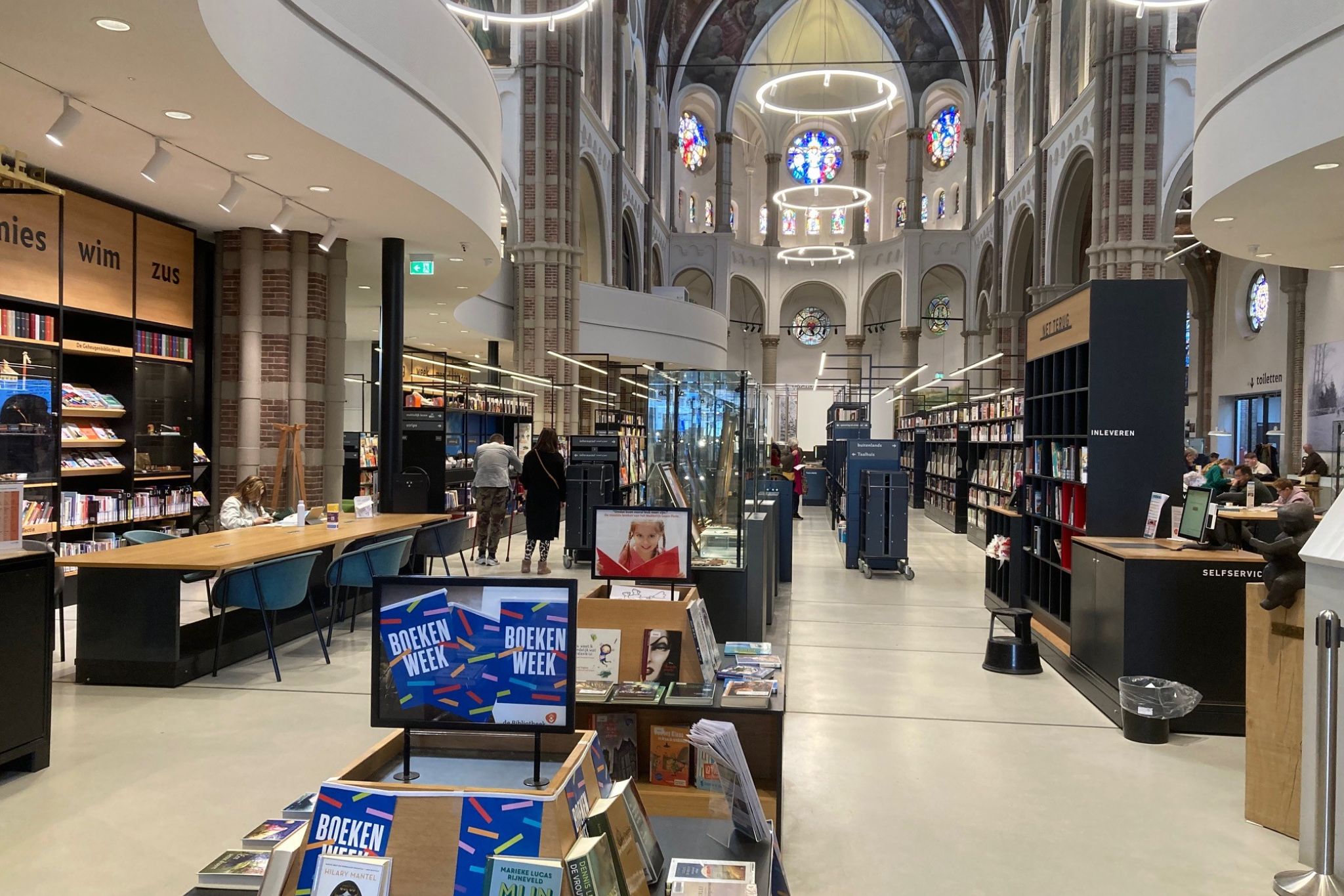 Foto van een bibliotheek in een oude kerk